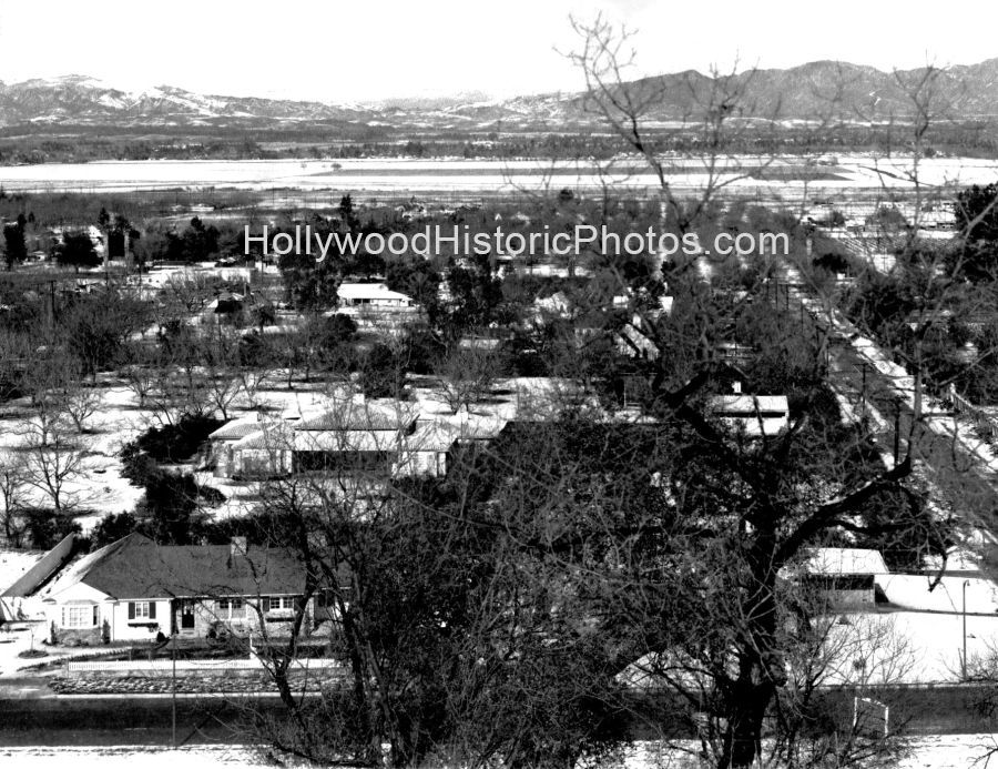 Van Nuys Blvd. during a snow fall 1946.jpg